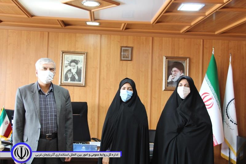 تجلیل فرماندار تکاب از بانوان شاغل در فرمانداری به مناسبت روز