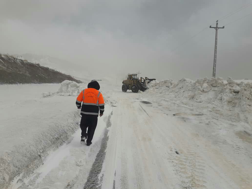 9 خودرو گرفتار برف در تکاب توسط هلال احمر امدادرسانی شد