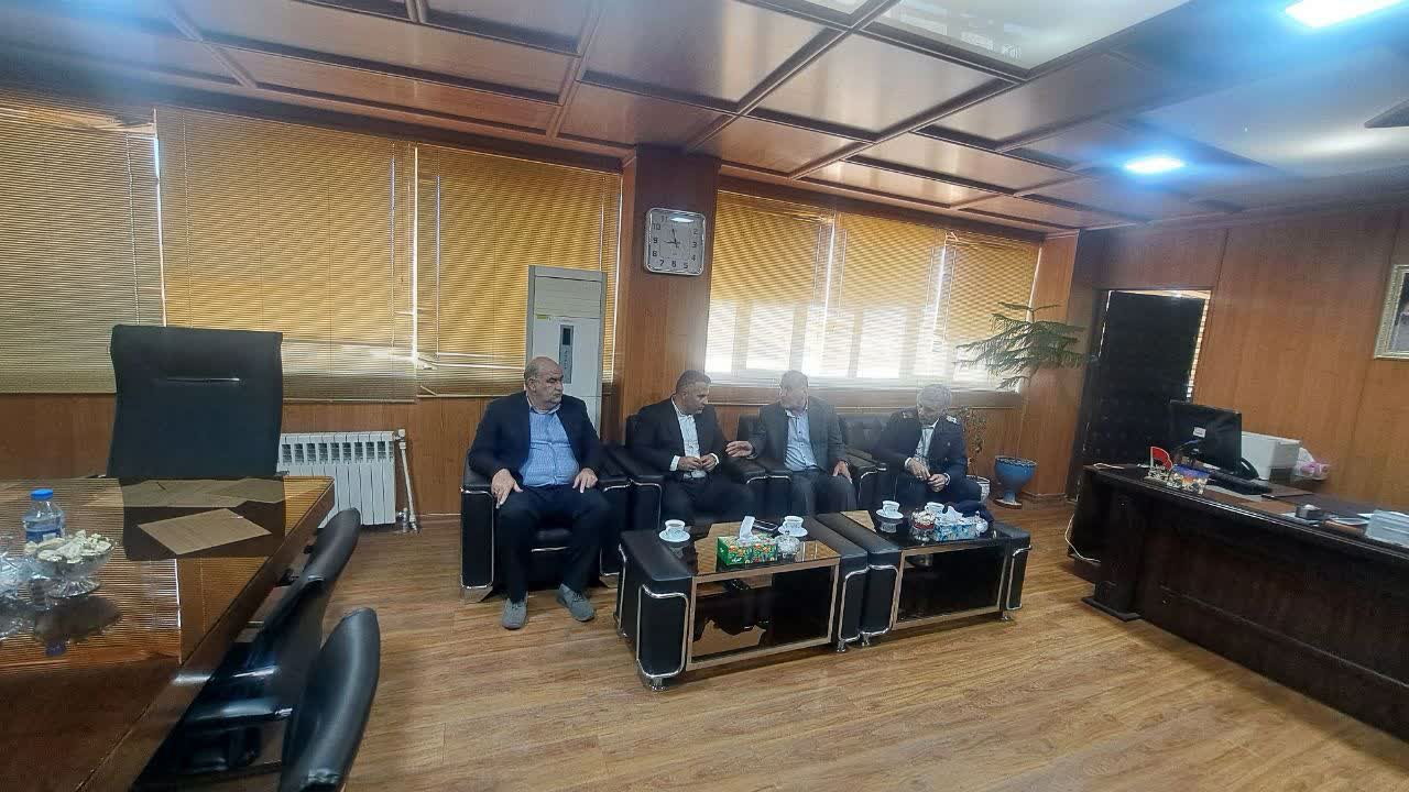 علی‌نقی یزدان‌پناه، مشاور وزیر آموزش‌ و پرورش در امور تشکل‌های دانش‌آموزی، با  محمد نیکنام فرماندار تکاب دیدار کرد.