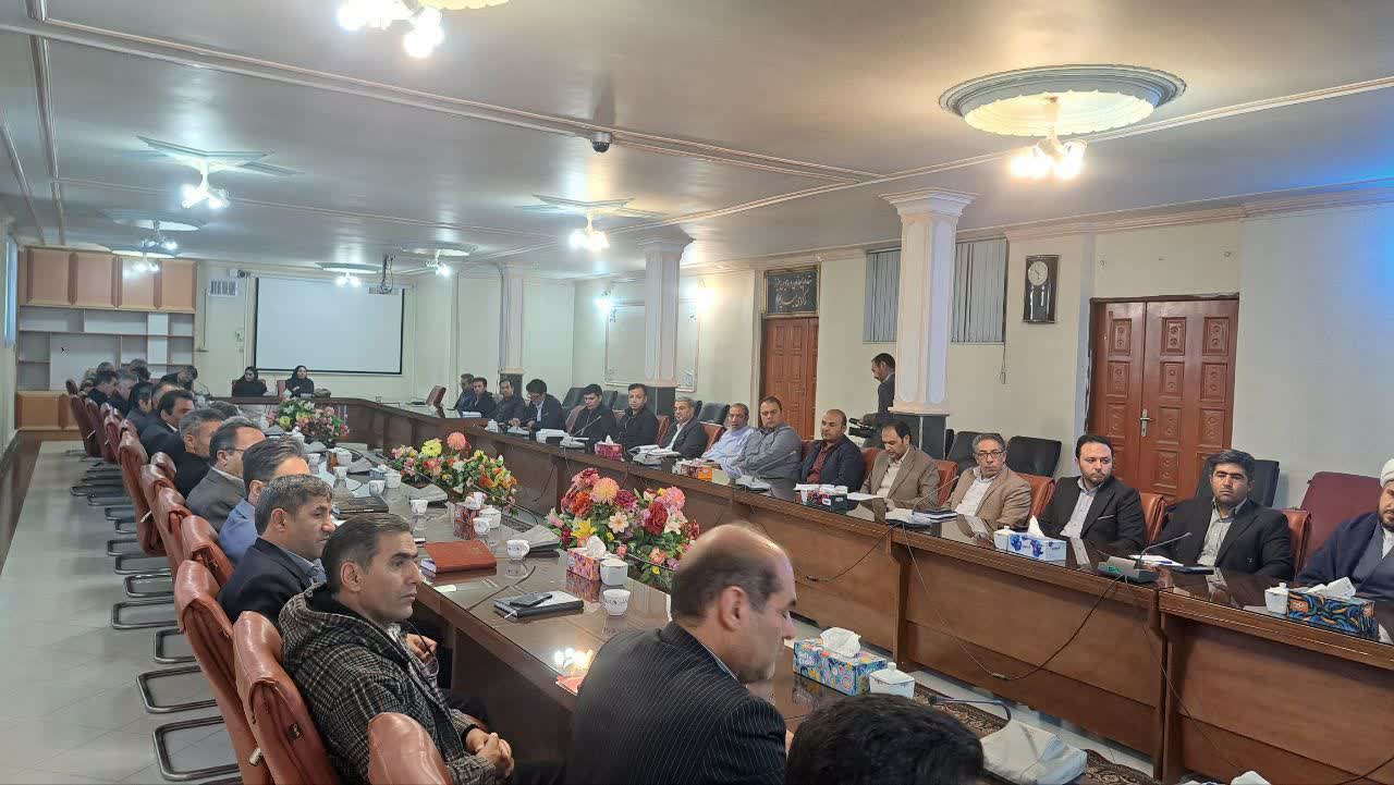 فرماندار: تقویت هم‌افزایی میان دستگاه‌های اجرایی و تداوم ارتباط مستقیم با مردم برای گره‌گشایی از مشکلات مورد توجه قرار بگیرید.