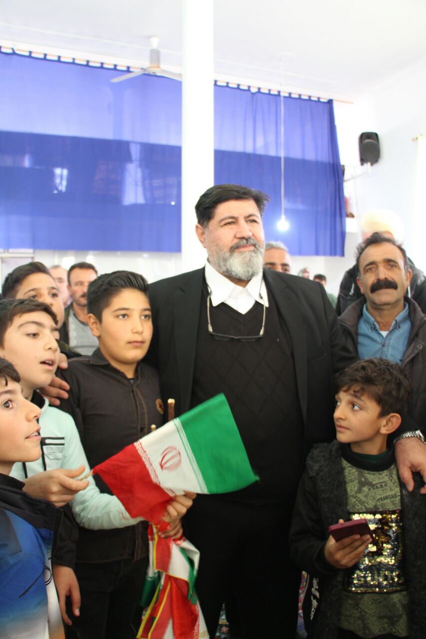 حضور صمیمی فرماندار تکاب در جمع دانش آموزان روستایی