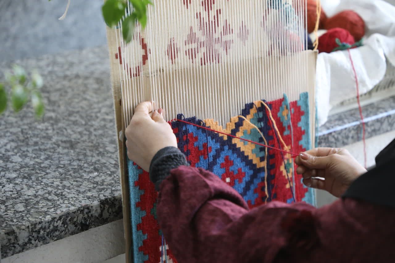 بازدید استاندار آذربایجان‌غربی از نمایشگاه و فروشگاه دائمی صنایع دستی استان در ارومیه