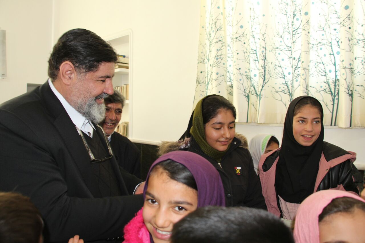 حضور صمیمی فرماندار تکاب در جمع دانش آموزان روستایی