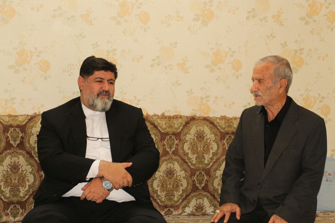 دیدار فرماندار با خانواده شهدا به مناسبت هفته دفاع مقدس