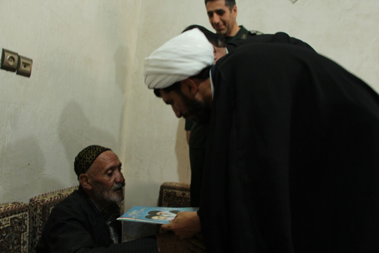 فرماندار و امام جمعه تکاب با خانواده شهدای اهل تسنن دیدار کردند + تصاویر