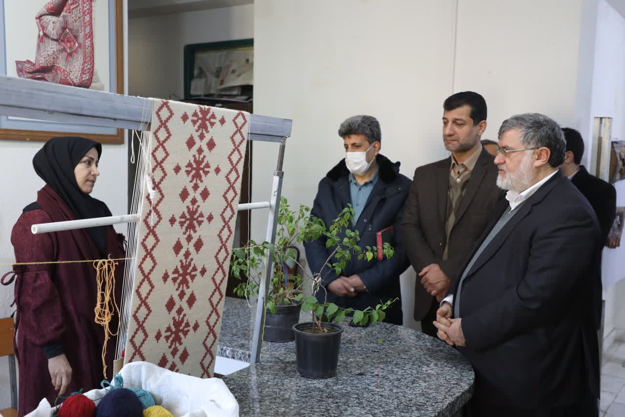 بازدید استاندار آذربایجان‌غربی از نمایشگاه و فروشگاه دائمی صنایع دستی استان در ارومیه