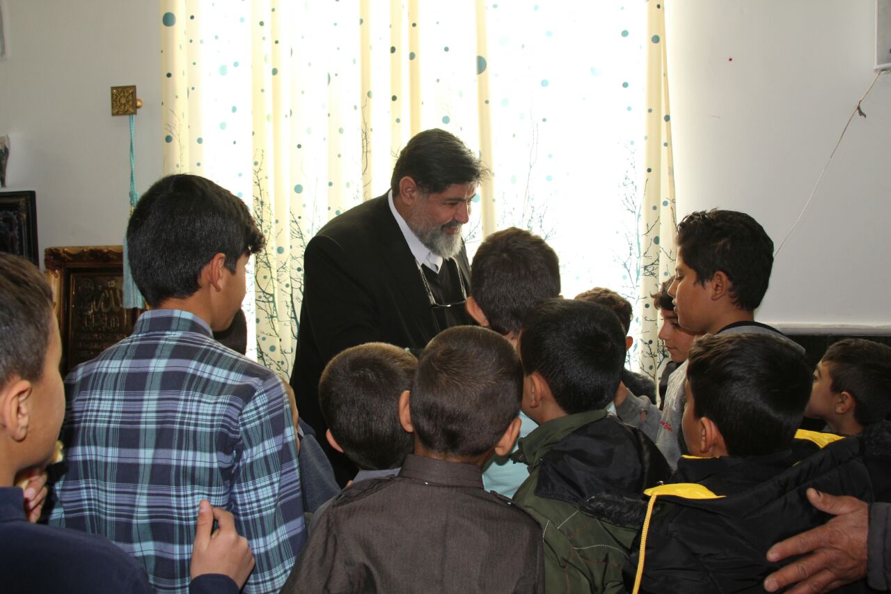 حضور صمیمی فرماندار تکاب در جمع دانش آموزان روستایی