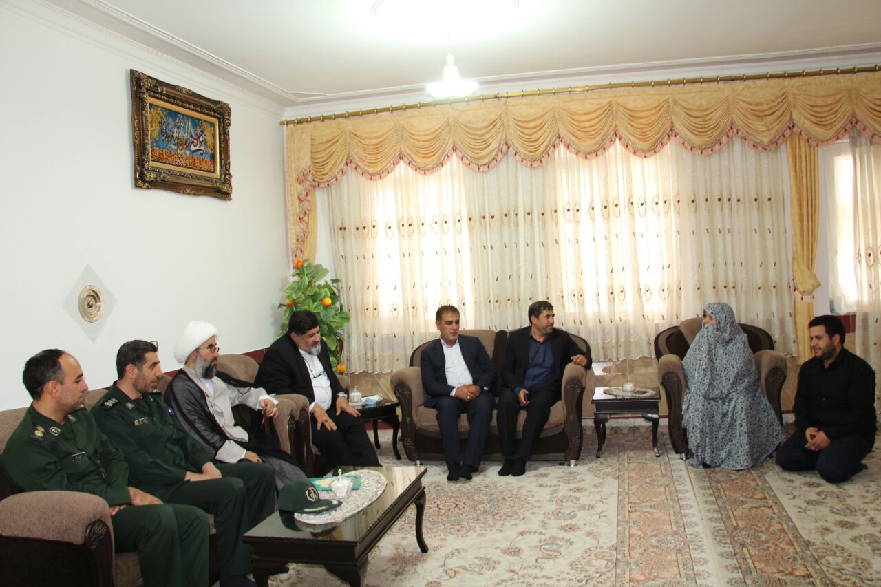 دیدار فرماندار با خانواده شهدا به مناسبت هفته دفاع مقدس