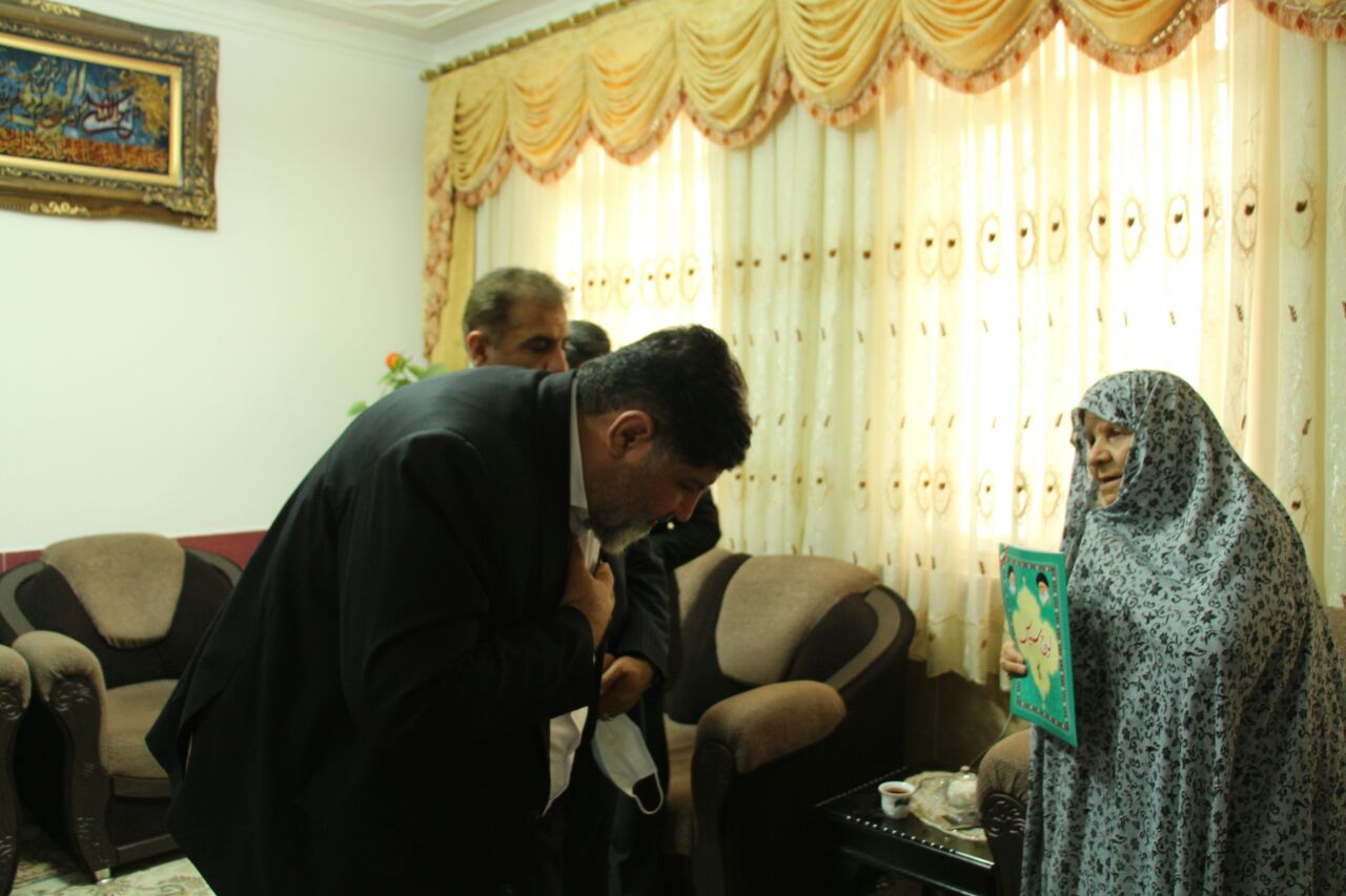 دیدار فرماندار با خانواده شهدا به مناسبت هفته دفاع مقدس