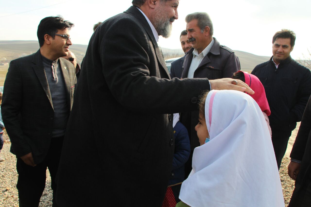 حضور صمیمی فرماندار تکاب در جمع دانش آموزان روستایی