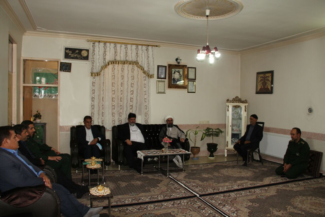 دیدار فرماندار با خانواده شهدا به مناسبت هفته دفاع مقدس