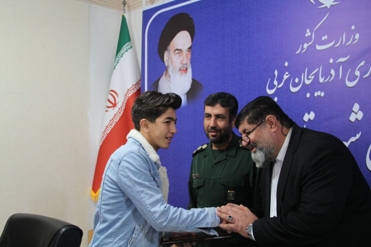 تجلیل فرماندار تکاب از قهرمان مسابقات بوکس نوجوانان کشور