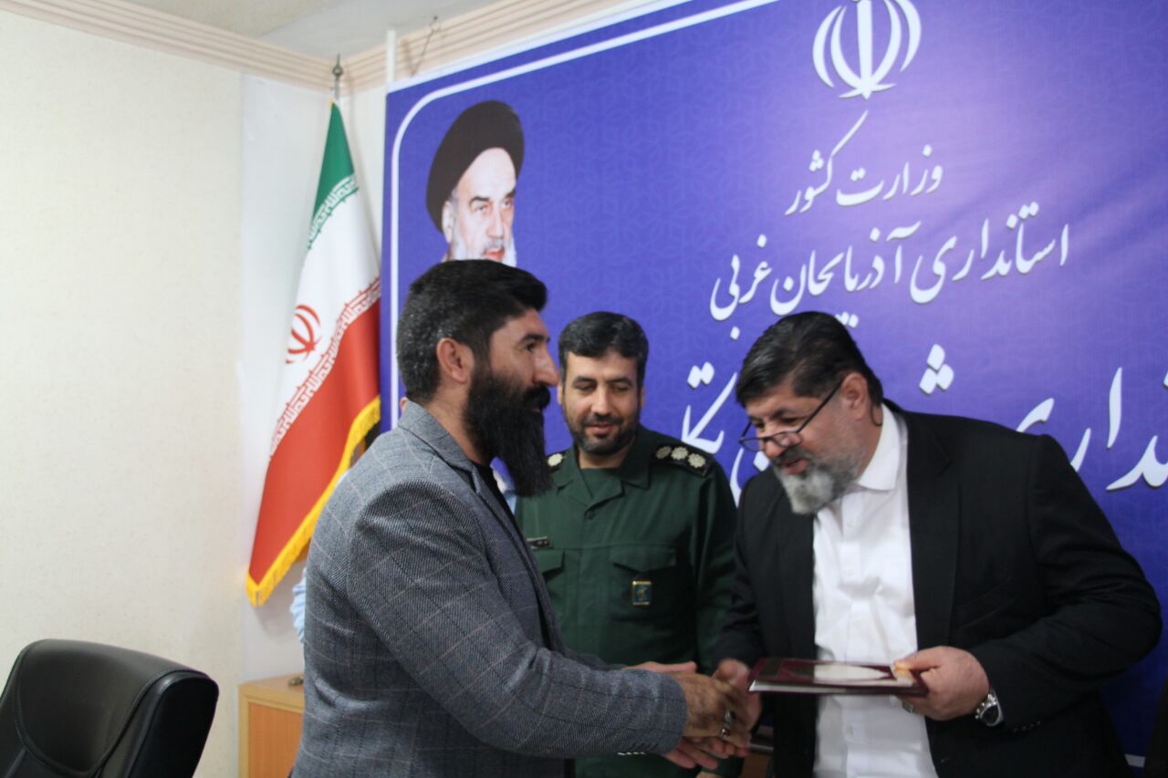 تجلیل فرماندار تکاب از قهرمان مسابقات بوکس نوجوانان کشور