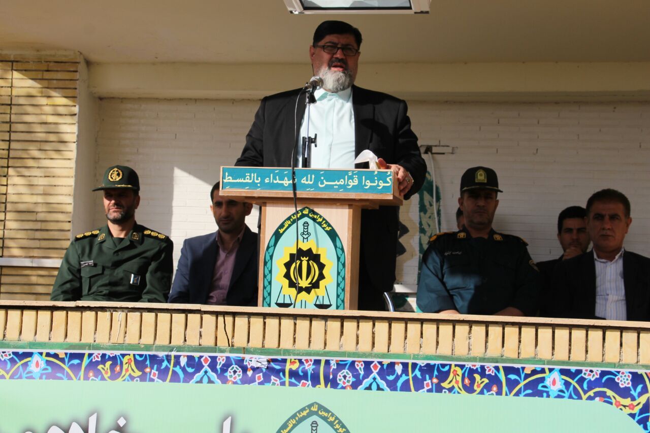 صبحگاه مشترک نیروهای نظامی و انتظامی تکاب به مناسبت هفته فراجا