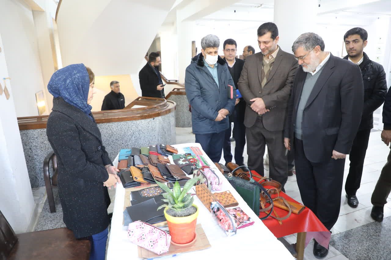 بازدید استاندار آذربایجان‌غربی از نمایشگاه و فروشگاه دائمی صنایع دستی استان در ارومیه