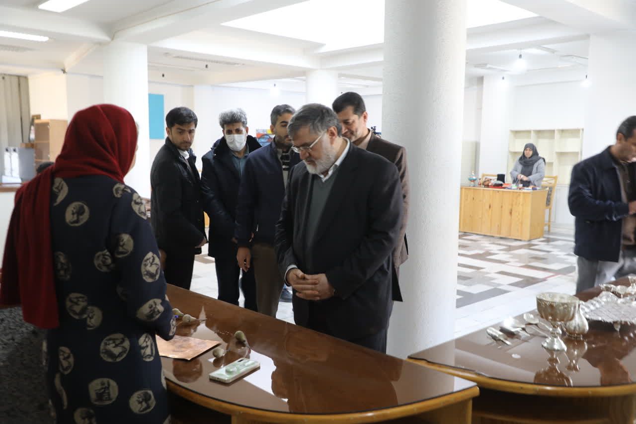 بازدید استاندار آذربایجان‌غربی از نمایشگاه و فروشگاه دائمی صنایع دستی استان در ارومیه