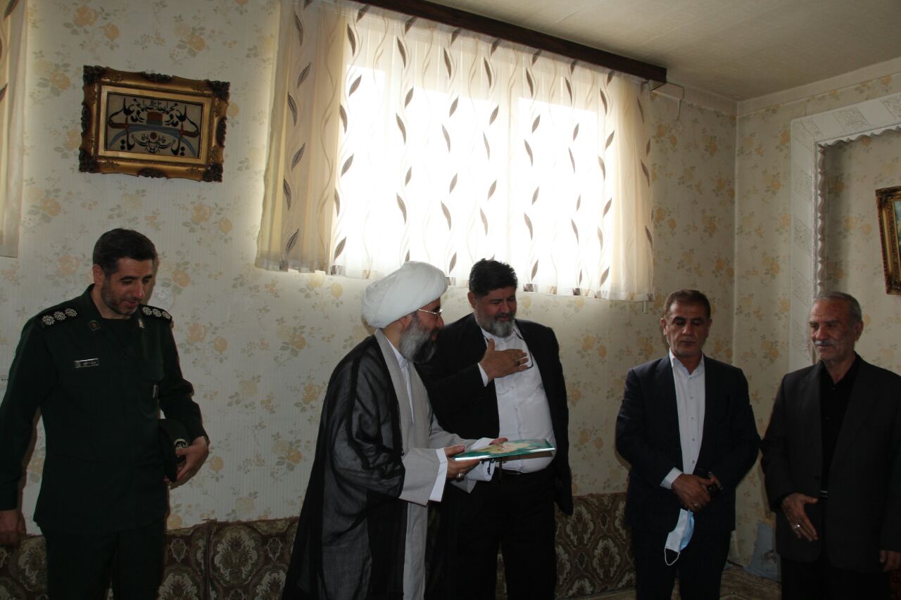 دیدار فرماندار با خانواده شهدا به مناسبت هفته دفاع مقدس