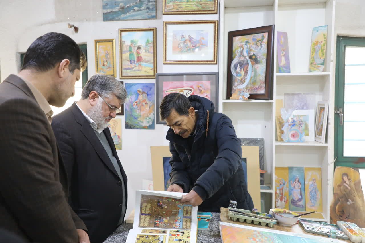 بازدید استاندار آذربایجان‌غربی از نمایشگاه و فروشگاه دائمی صنایع دستی استان در ارومیه