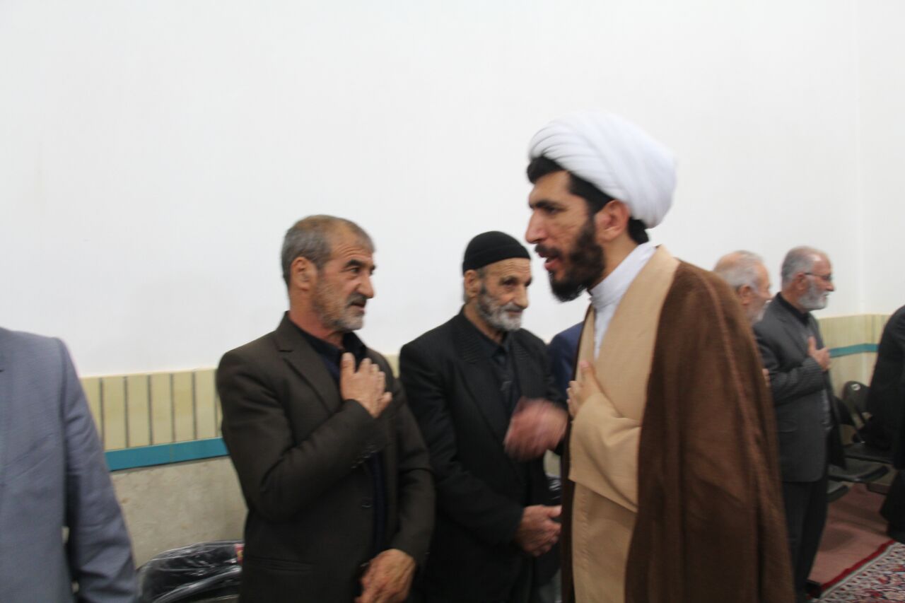 حضور فرماندار تکاب در مراسم چهلم مادر شهید فلاح در روستای دورباش