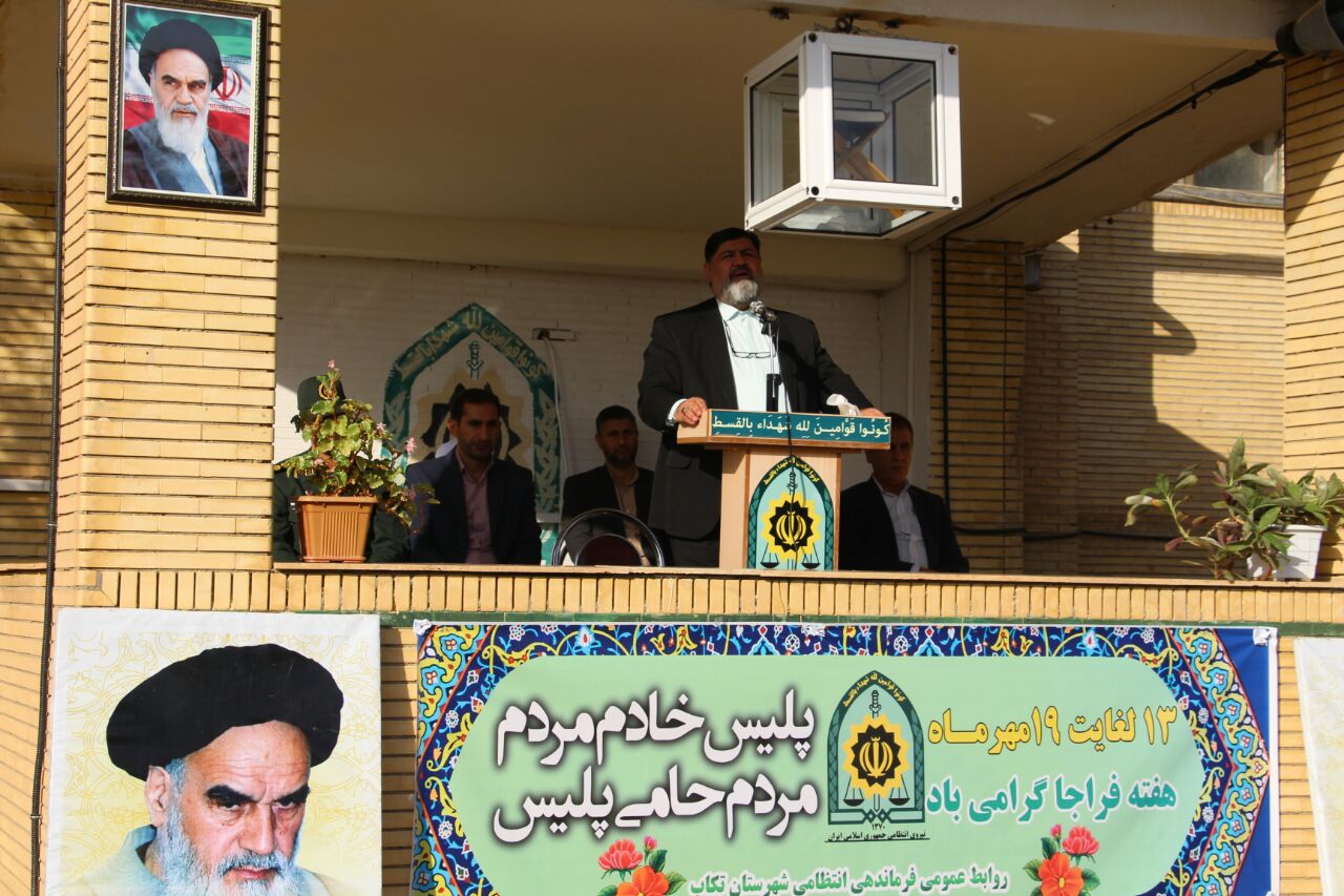 صبحگاه مشترک نیروهای نظامی و انتظامی تکاب به مناسبت هفته فراجا