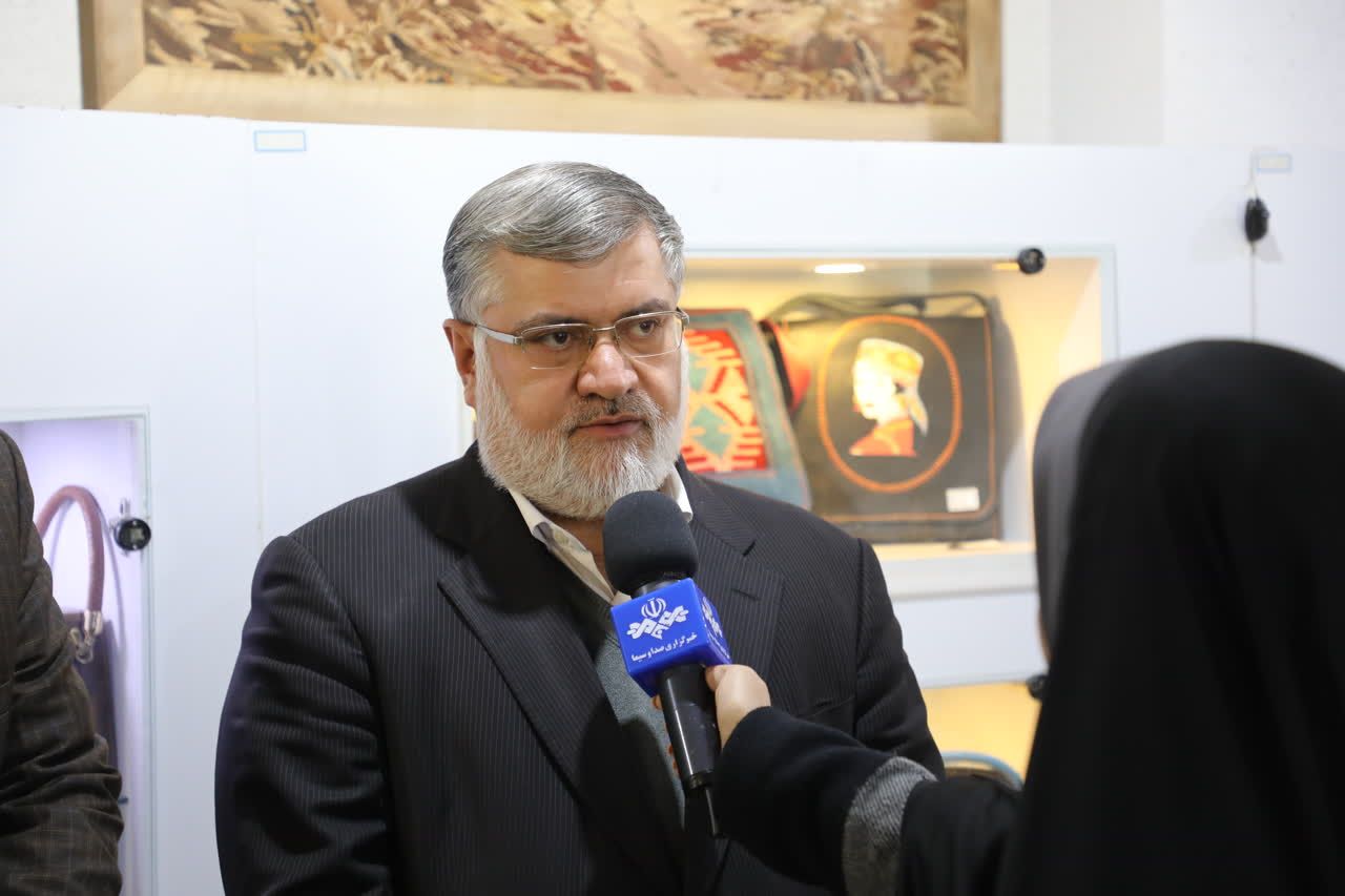 بازدید استاندار آذربایجان‌غربی از نمایشگاه و فروشگاه دائمی صنایع دستی استان در ارومیه