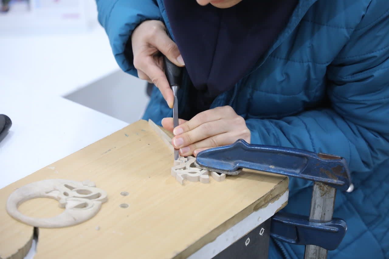 بازدید استاندار آذربایجان‌غربی از نمایشگاه و فروشگاه دائمی صنایع دستی استان در ارومیه