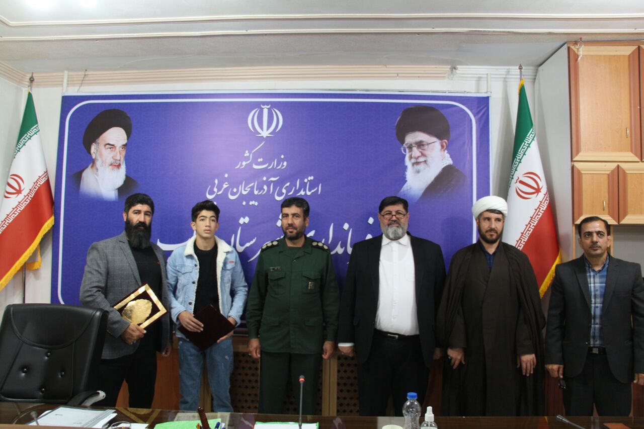 تجلیل فرماندار تکاب از قهرمان مسابقات بوکس نوجوانان کشور