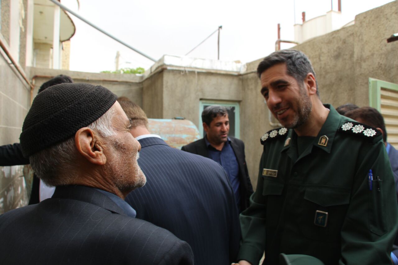 دیدار فرماندار با خانواده شهدا به مناسبت هفته دفاع مقدس