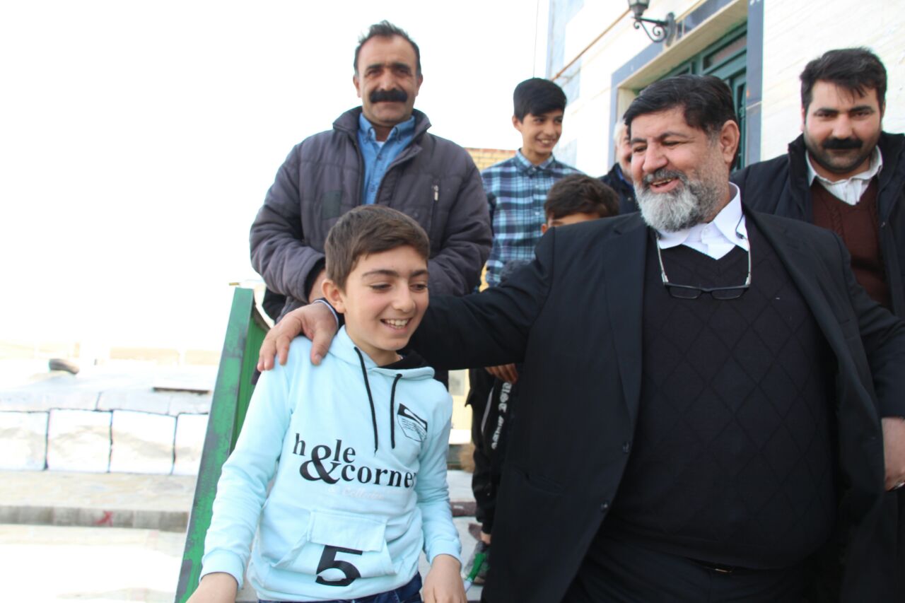 حضور صمیمی فرماندار تکاب در جمع دانش آموزان روستایی