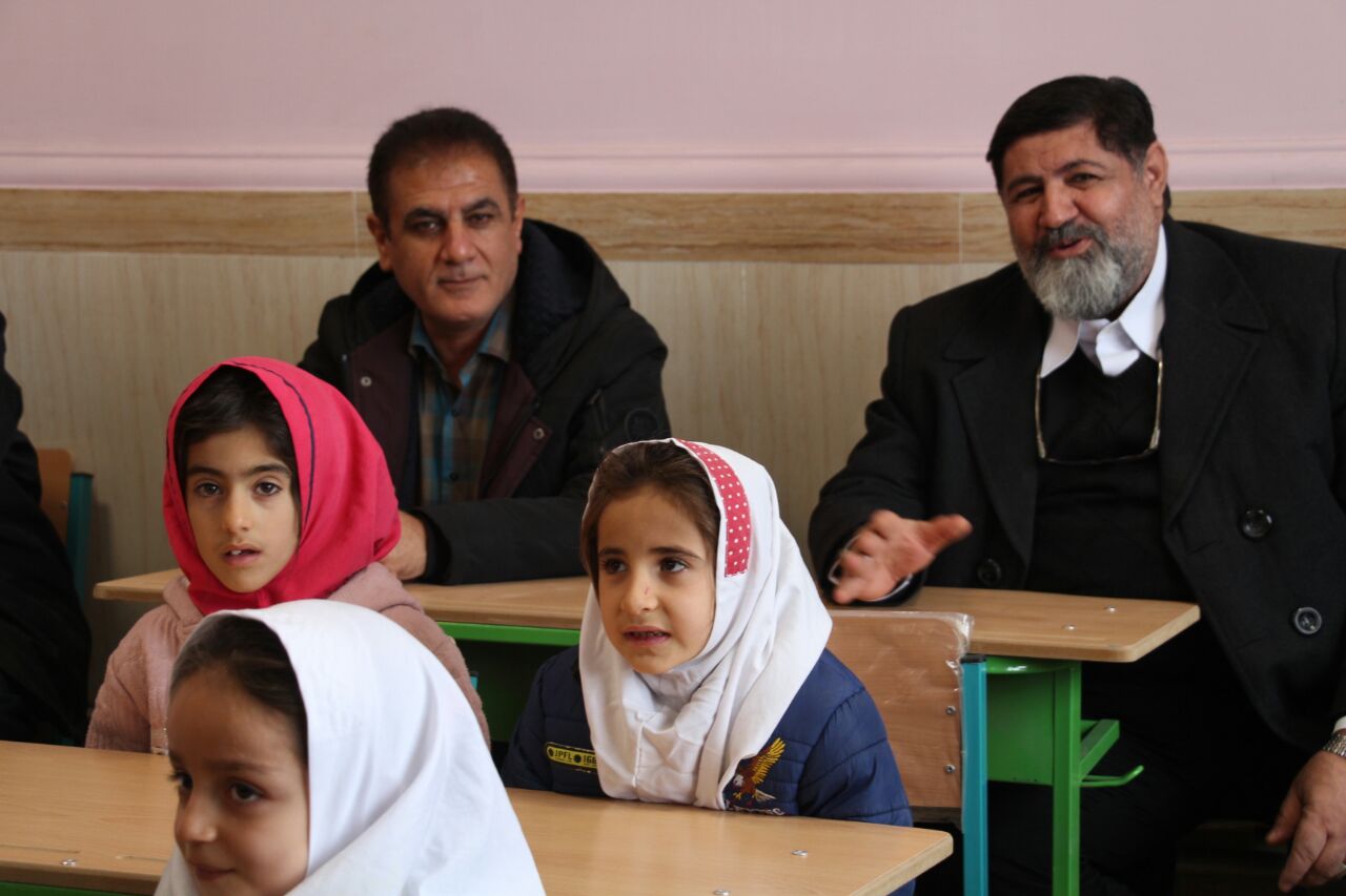 حضور صمیمی فرماندار تکاب در جمع دانش آموزان روستایی