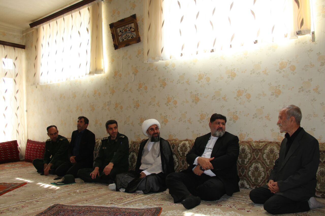 دیدار فرماندار با خانواده شهدا به مناسبت هفته دفاع مقدس