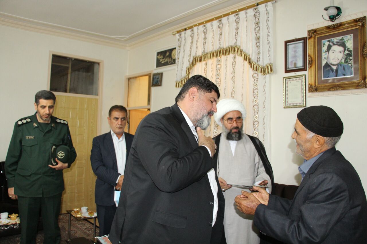 دیدار فرماندار با خانواده شهدا به مناسبت هفته دفاع مقدس